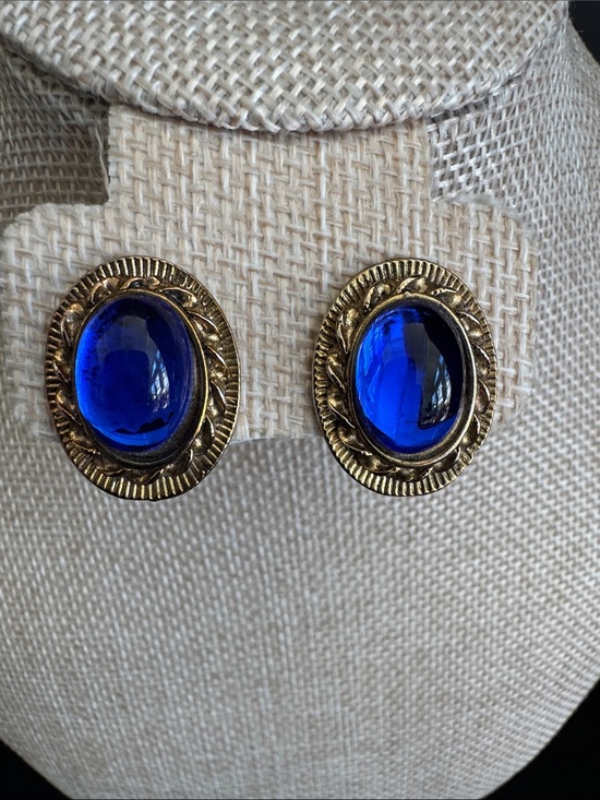 Jewelry - VTG Gold Tone Blue Cabochon Clip on Earrings